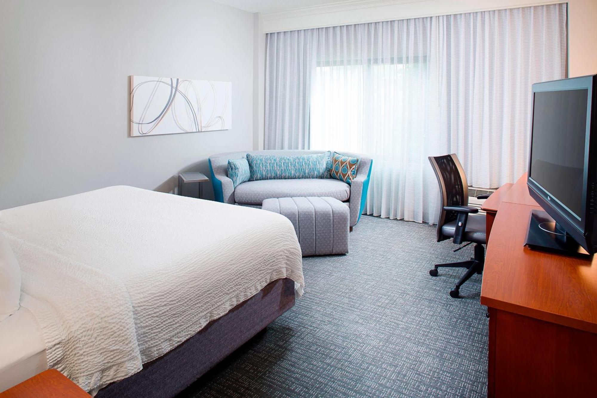 Courtyard By Marriott Airport Hotel